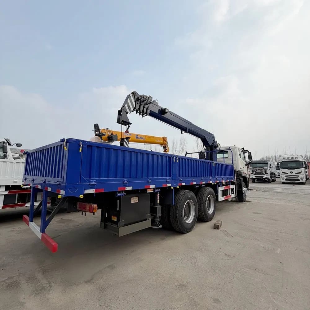 HOWO Cargo Truck with Mounted Crane