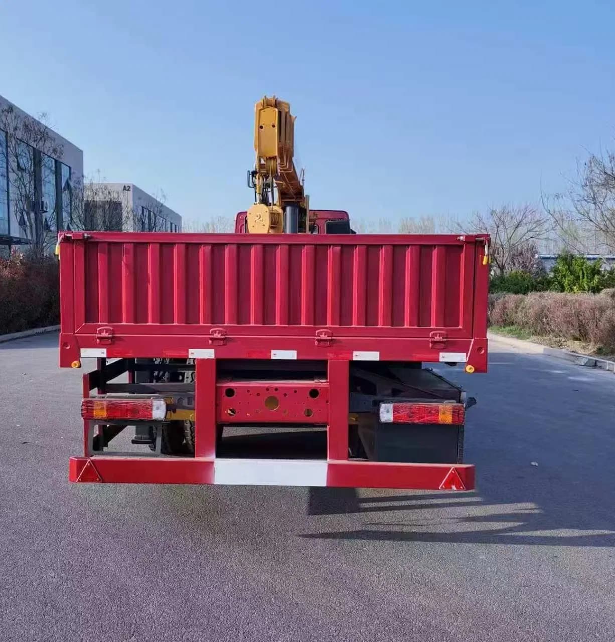 Crane Truck with Stable Boom for Construction Material Haulage Tasks