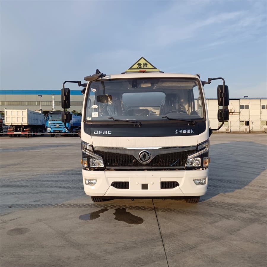 Factory Price 8.4 Cubic Meters Dongfeng Forika Fuel Tanker