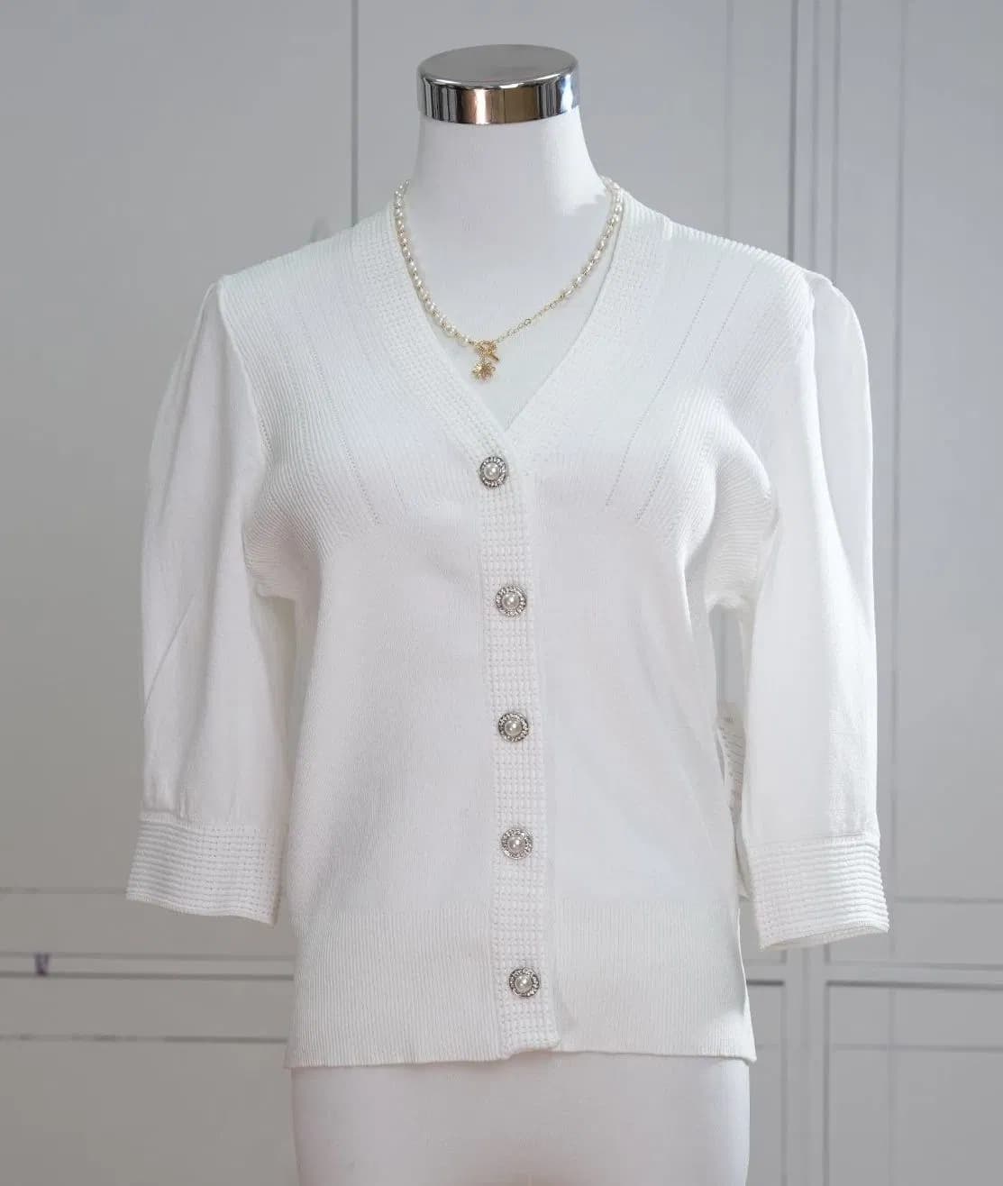 Women's White Knit V-Neck Pearl Button Shirt with Elbow-Length Sleeves