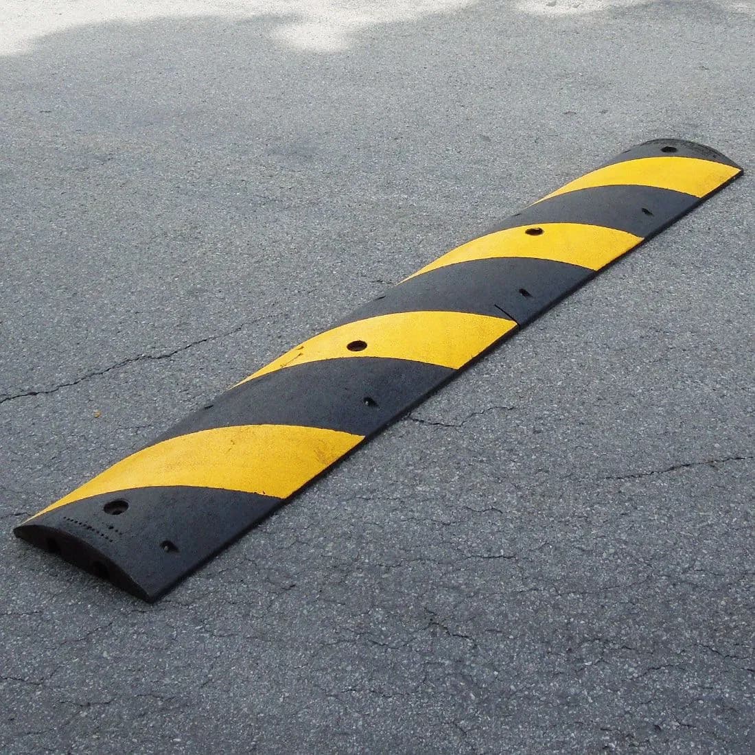 All Weather Rubber Speed Bump -40℃~70℃ Working Temp Road Safety Speed Control Hump