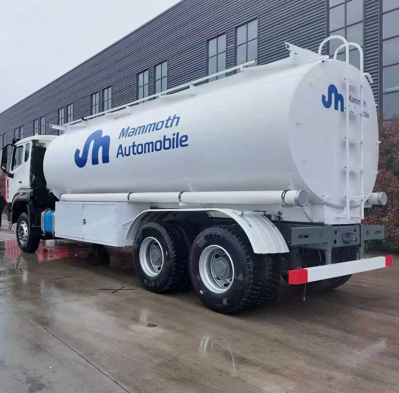 HOWO 6X4 Fuel Tank Truck for Liquid Cargo Delivery