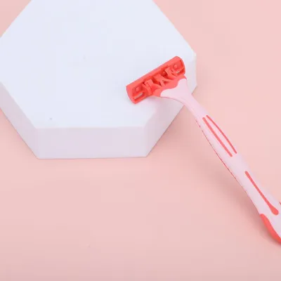 Premium Three Blade Razor for a Smooth Shave Experience