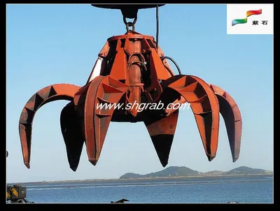 Grabing Clay of Underwater Orange Peel Grab