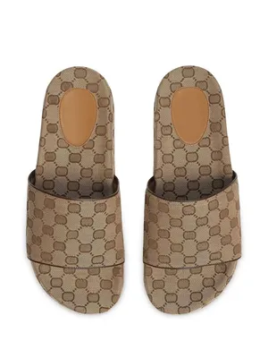 Factory Wholesale of Popular Fashionable Sandals and Sporty Pool-Style Flip-Flops