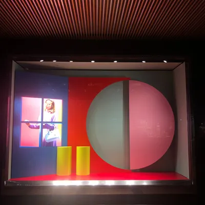 Provide Customized Merchandising Props Advertising Decor Crafts Brand Window Display