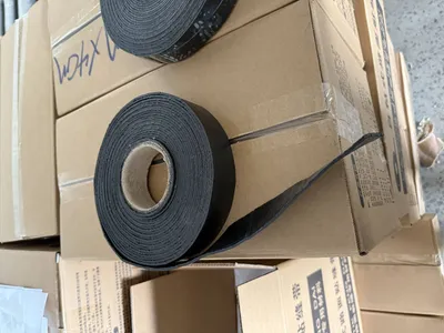 Modified asphalt base material with strong adhesion for sealing strips