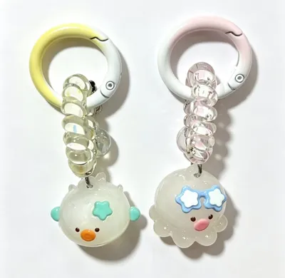 Ultraviolet Color Change Durable Clear PVC Keychains with Custom Designs for Retailers
