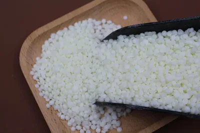 Wholesale White and Light Yellow Pure Natural Soy Wax Pellets Eco-Friendly Smokeless for Aromatherapy DIY Candle Making