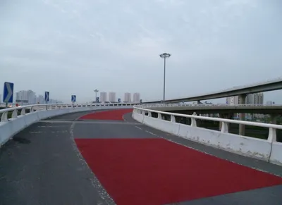Ceramic Particles Used for Slippery Road Surfaces at Steep Turns