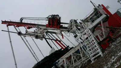 Top Drive Oil Rig Multi-Functional Drilling Rig Rx250 with Inclined Adjustable Mast, Thrust-Pullback Force-250 Tons
