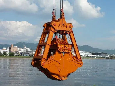 Underwater Clamshell Grab for Silt
