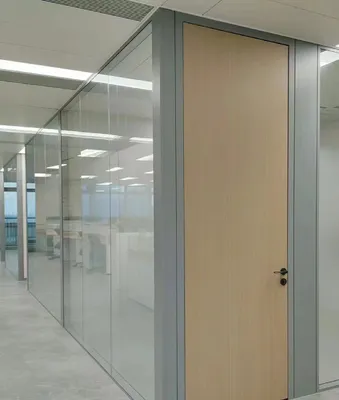 Office of The New Fashion, Taking Into Account The Beauty and Practicality, Glass Partitions, to Create a Professional Taste