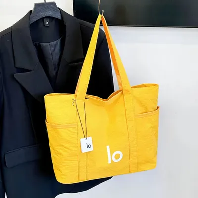 Al0 Versatile Lady's Handbag with Ample Storage for All Essentials