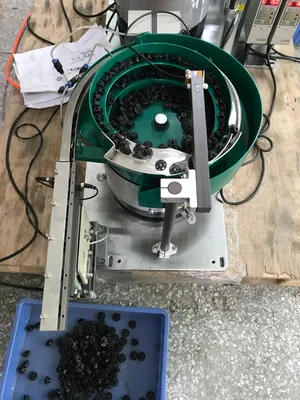 Vibrating Feeder for Small Caps with Conveyor Belt