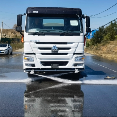 Used HOWO Wheels 6× 4 Water Tanker Truck Multi-Function Sprinkler