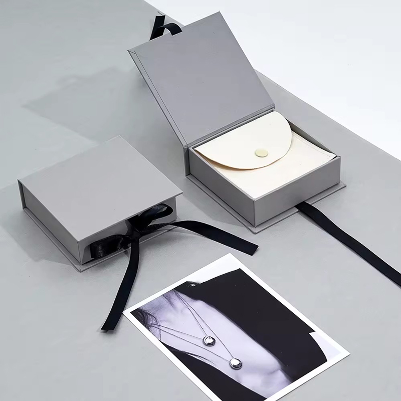 Customize Logo New Small Recyclable Paper Jewelry Gift Package Boxes