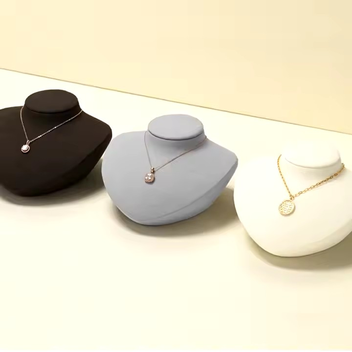 Custom Luxury Delicate Whtie PU Leather Wooden Jewelry Necklace Display Wholesales