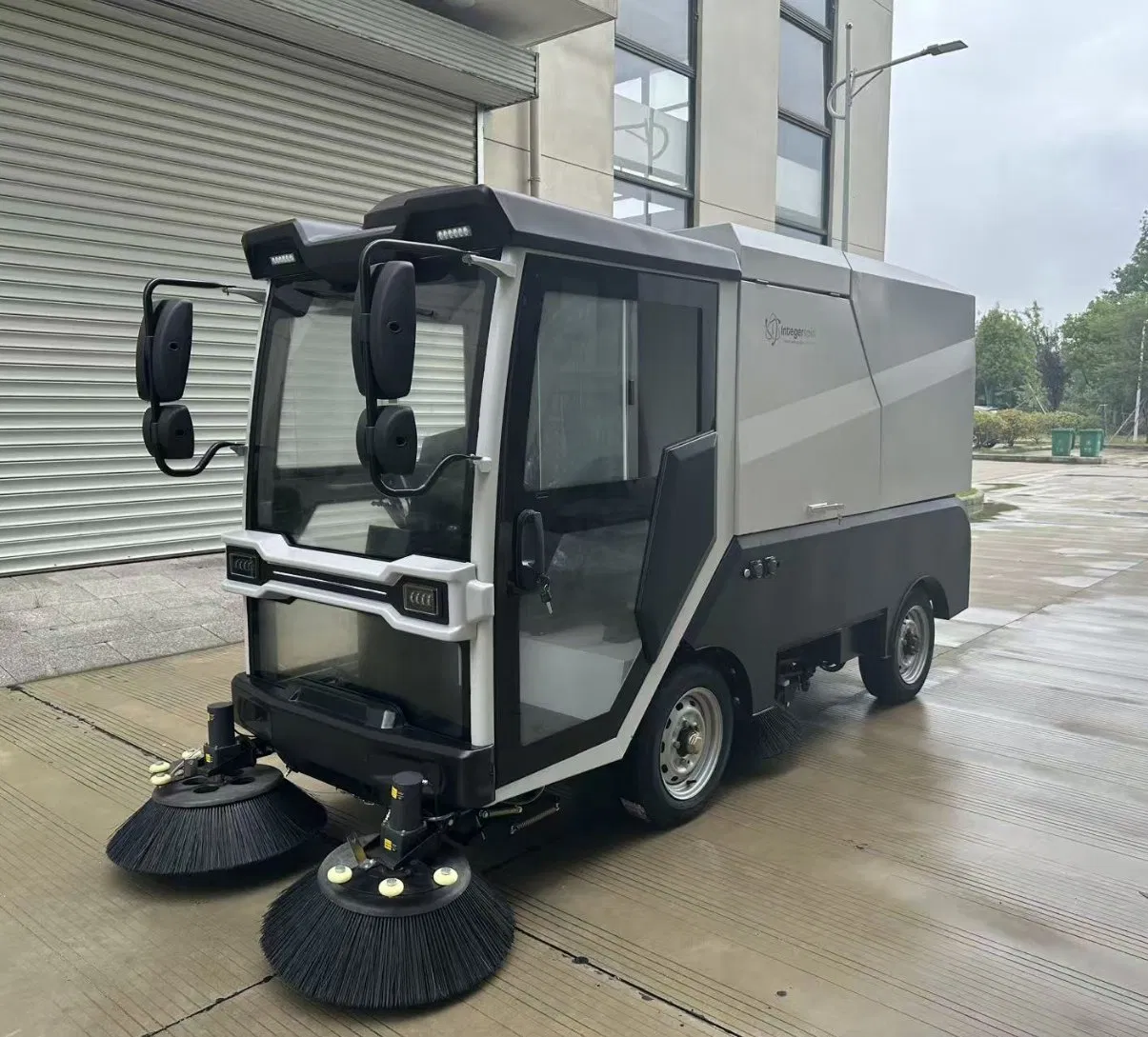 Rechargeable Four-Wheel Sweeper for Streets Pavements