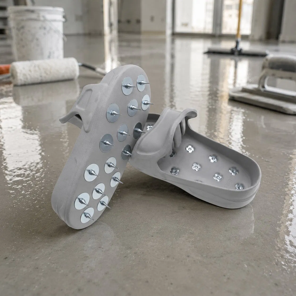 Reusable Spike Shoes for Epoxy Resin Floor Construction Application