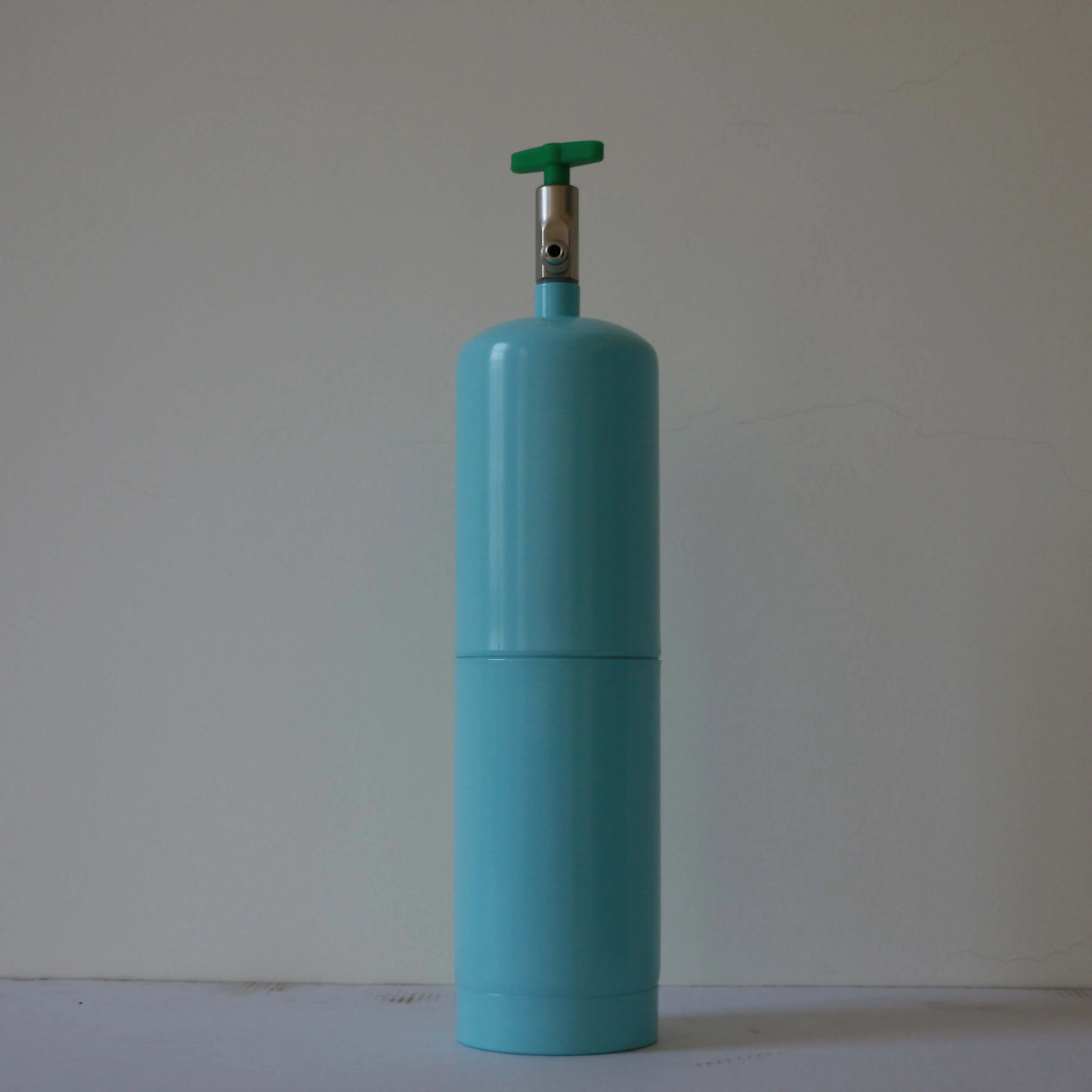 Small Empty Gas Bottles Refrigerant Gas Can Refill Gas in a Fridge