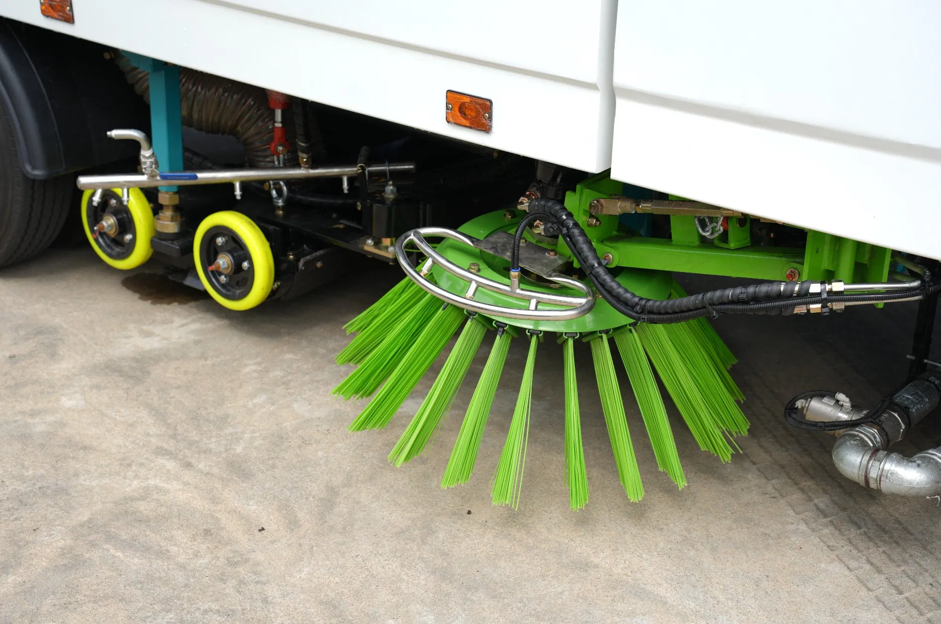 Precise Cleaning High Efficiency Vacuum Street Sweeper Road Cleaning Truck