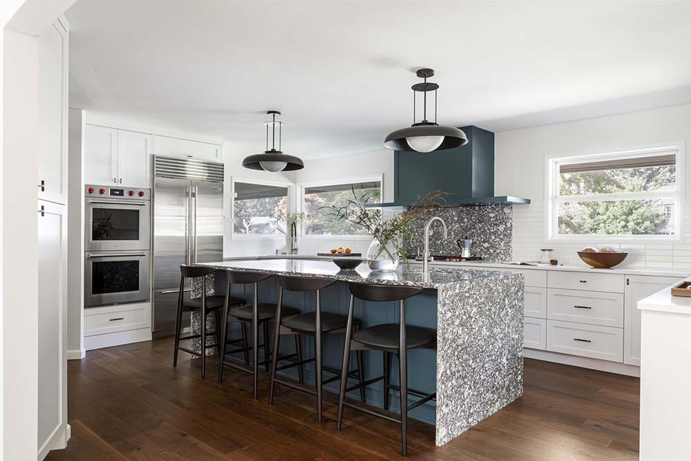 2025 Solid Wood Shaker Custom Kitchen Cabinet White Kitchen Furniture in Foshan